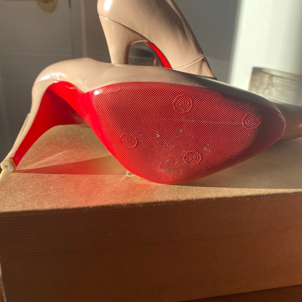 Christian Louboutin Nude Pink Leather Pumps with Iconic Red Soles - Picture 4 of 6
